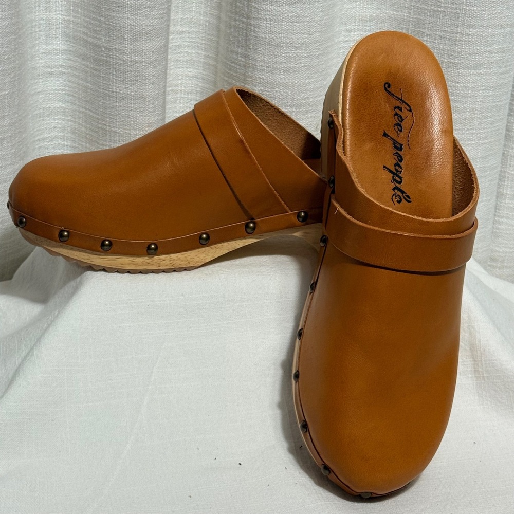Free People Leather Wooden Clogs 40/9.5 US Tan Studded Made in Italy Mules - Picture 2 of 9